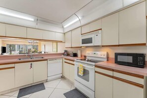 Een koelkast, een microgolfoven, een oven, een kookplaat