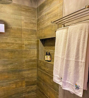 Quarto casal conforto de uso individual, várias camas | Banheiro | Chuveiro, secador de cabelo, toalhas de banho, sabonete