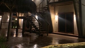 Un immeuble à plusieurs étages, avec un escalier menant à un niveau supérieur.
