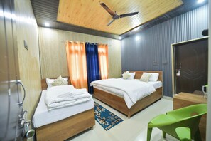 Camera Deluxe con letto matrimoniale o 2 letti singoli, vista montagna | Una scrivania, Wi-Fi gratuito