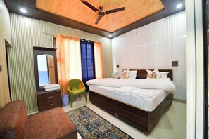 Camera Deluxe con letto matrimoniale o 2 letti singoli, vista montagna | Una scrivania, Wi-Fi gratuito