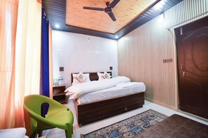 Camera Deluxe con letto matrimoniale o 2 letti singoli, vista montagna | Una scrivania, Wi-Fi gratuito