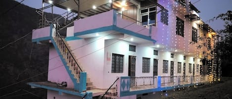 Façana frontal de l'allotjament