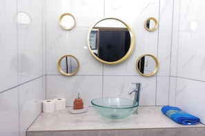 Camera Comfort, vista giardino | Bagno | Doccia, asciugamani, sapone, shampoo