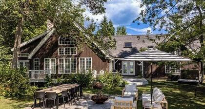Unique 4 bed 5 bath cottage with 3 bed 2 bath guest cottage on Lake Muskoka