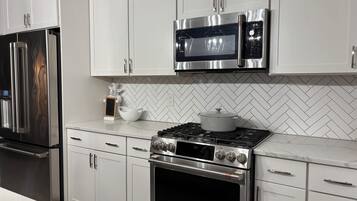 Micro-ondes, four, plaque de cuisson, lave-vaisselle