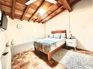 1 bedroom, desk, iron/ironing board, WiFi - Hotel type room, one block from Lake 10 (Valle de Bravo)