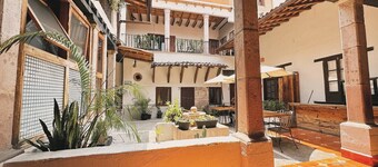 Hotel type room, one block from Lake 10