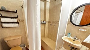 Ein Badezimmer mit Toilette, Dusche und Waschbecken.