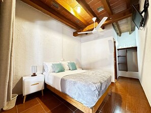 1 bedroom, desk, iron/ironing board, WiFi - Hotel Room, one block from the Lake centr 7 (Valle de Bravo)