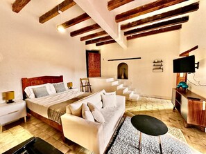 1 dormitorio, escritorio, tabla de planchar con plancha y wifi