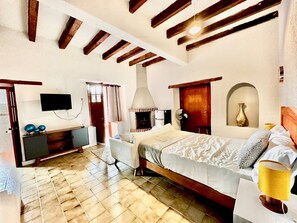 1 bedroom, desk, iron/ironing board, WiFi - Hotel Room, one block from the Lake centr 4 (Valle de Bravo)