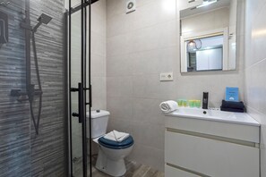 Studio | Bathroom - Sunstay Isabel Loft Torremolinos (Torremolinos)