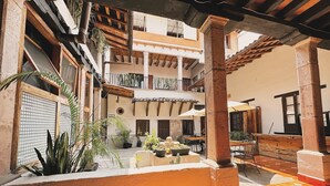 A courtyard with multiple levels, outdoor seating, and potted plants. - Hotel type room, one block from the Lake centr 5 (Valle de Bravo)