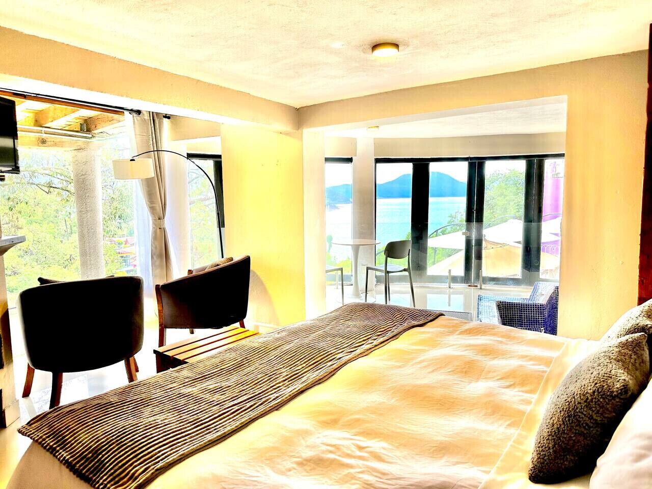 1 bedroom, desk, WiFi