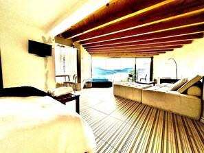 1 bedroom, desk, WiFi