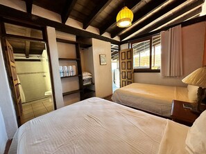1 bedroom, desk, WiFi