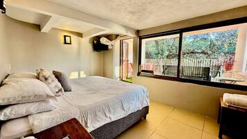 1 bedroom, desk, WiFi