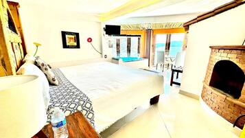 1 bedroom, desk, WiFi