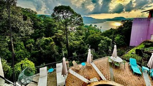 A terrace with outdoor seating, a view of a lake, and surrounding greenery. - Jacuzzi Apartment Lake View, Heated Pool 7 (Valle de Bravo)