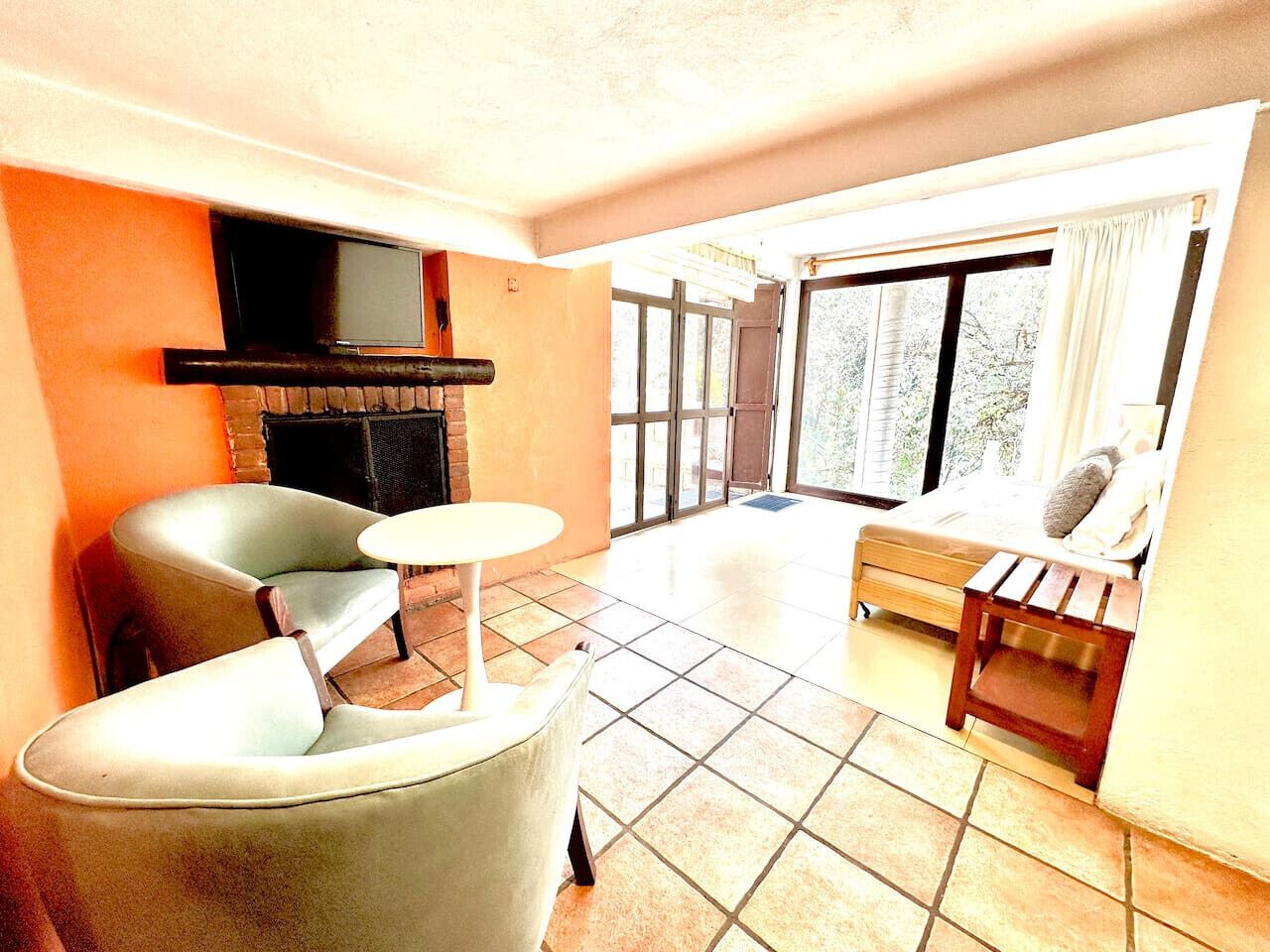 1 bedroom, desk, WiFi