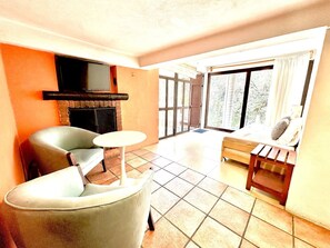 1 bedroom, desk, WiFi