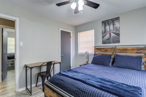 4 bedrooms, iron/ironing board, free WiFi, bed sheets - The Sinatra - New York Theme in the heart of Lubbock .  (Lubbock)