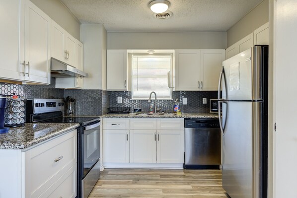 Fridge, microwave, oven, stovetop - The Sinatra - New York Theme in the heart of Lubbock .  (Lubbock)