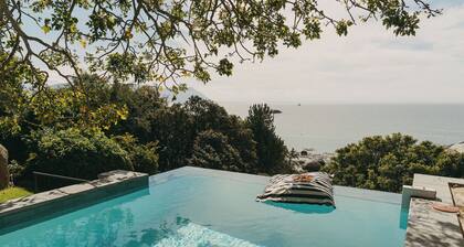 Boulders House
A heritage home by the sea, with penguins for neighbours