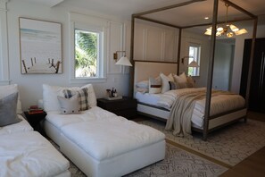 5 bedrooms, desk, WiFi - `Dreamy Beachfront Getaway !` (Placida)