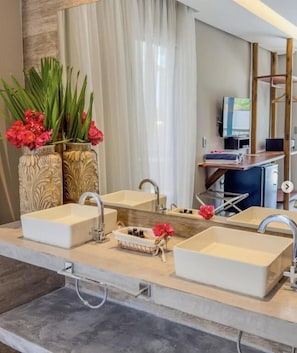 A bathroom with two sinks, a mirror, and a vanity with a towel rack. - Villa Italiana (São Miguel dos Milagres)