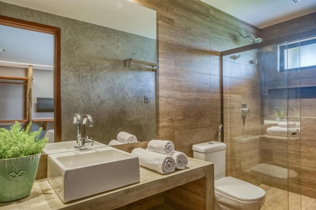 Classic Suite, Garden View | Bathroom | Shower, free toiletries, hair dryer, towels