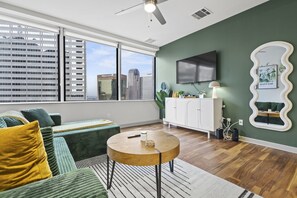 TV - 2BA|2BR Cozy & Comfort in Downtown Dallas (Dallas)