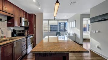 Réfrigérateur, micro-ondes, four, plaque de cuisson