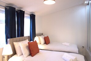 4 Schlafzimmer, Schreibtisch, Bügeleisen/Bügelbrett, WLAN