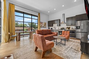 TV - Stylish 1BR Apt – Perfect for Game Night, Sleeps 6 (Nashville)