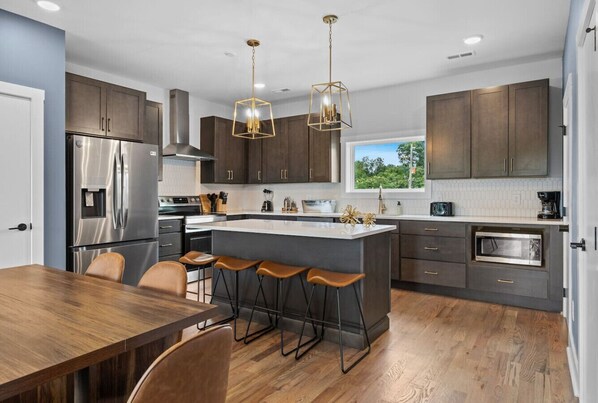 Réfrigérateur, micro-ondes, four, plaque de cuisson