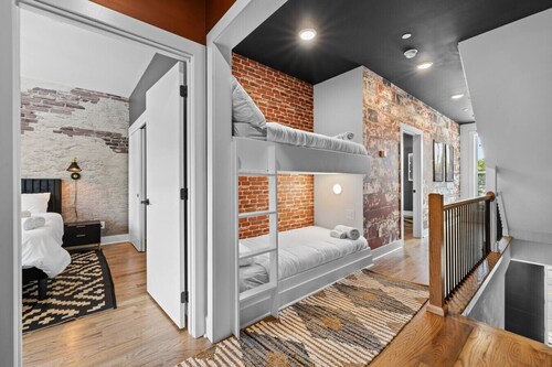 Bachelor’s Dream Pad - 4BR w/ Game Room & Rooftop!