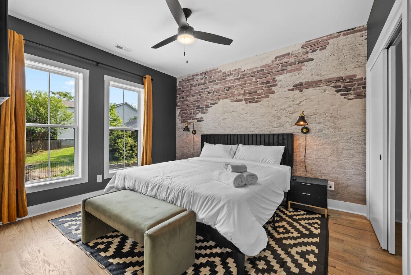 Een strijkplank/strijkijzer, wifi, beddengoed