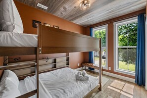 Iron/ironing board, WiFi, bed sheets - 2BR Bachelor Pad,  Full Kitchen & Bath - Sleeps 9! (Nashville)