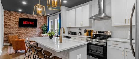 ثلاجة، ميكروويف، فرن، موقد طهي مسطح