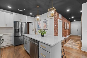 冷蔵庫、電子レンジ、オーブン、コンロ