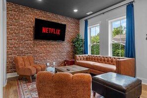 TV - 2BR Bachelor Pad,  Full Kitchen & Bath - Sleeps 9! (Nashville)