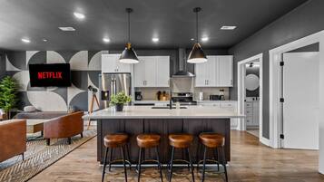 Réfrigérateur, micro-ondes, four, plaque de cuisson