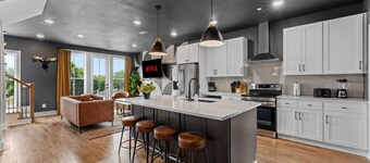 Spacious 4BR Bachelor Retreat-Game Room & Rooftop!