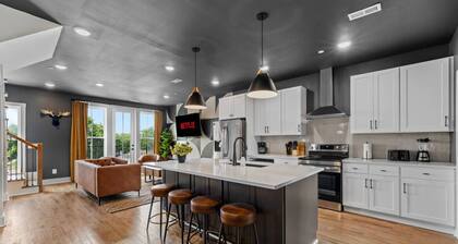Spacious 4BR Bachelor Retreat-Game Room & Rooftop!