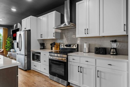 Spacious 4BR Bachelor Retreat-Game Room & Rooftop!