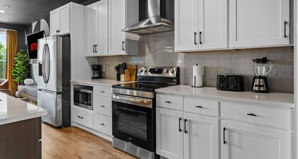 Spacious 4BR Bachelor Retreat-Game Room & Rooftop!