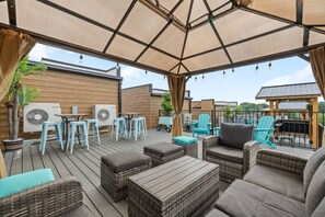 Outdoor dining - 4BR Spacious Getaway | 12 Guests | Rooftop Lounge (Nashville)