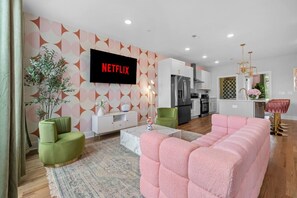 TV - 4BR Spacious Getaway | 12 Guests | Rooftop Lounge (Nashville)